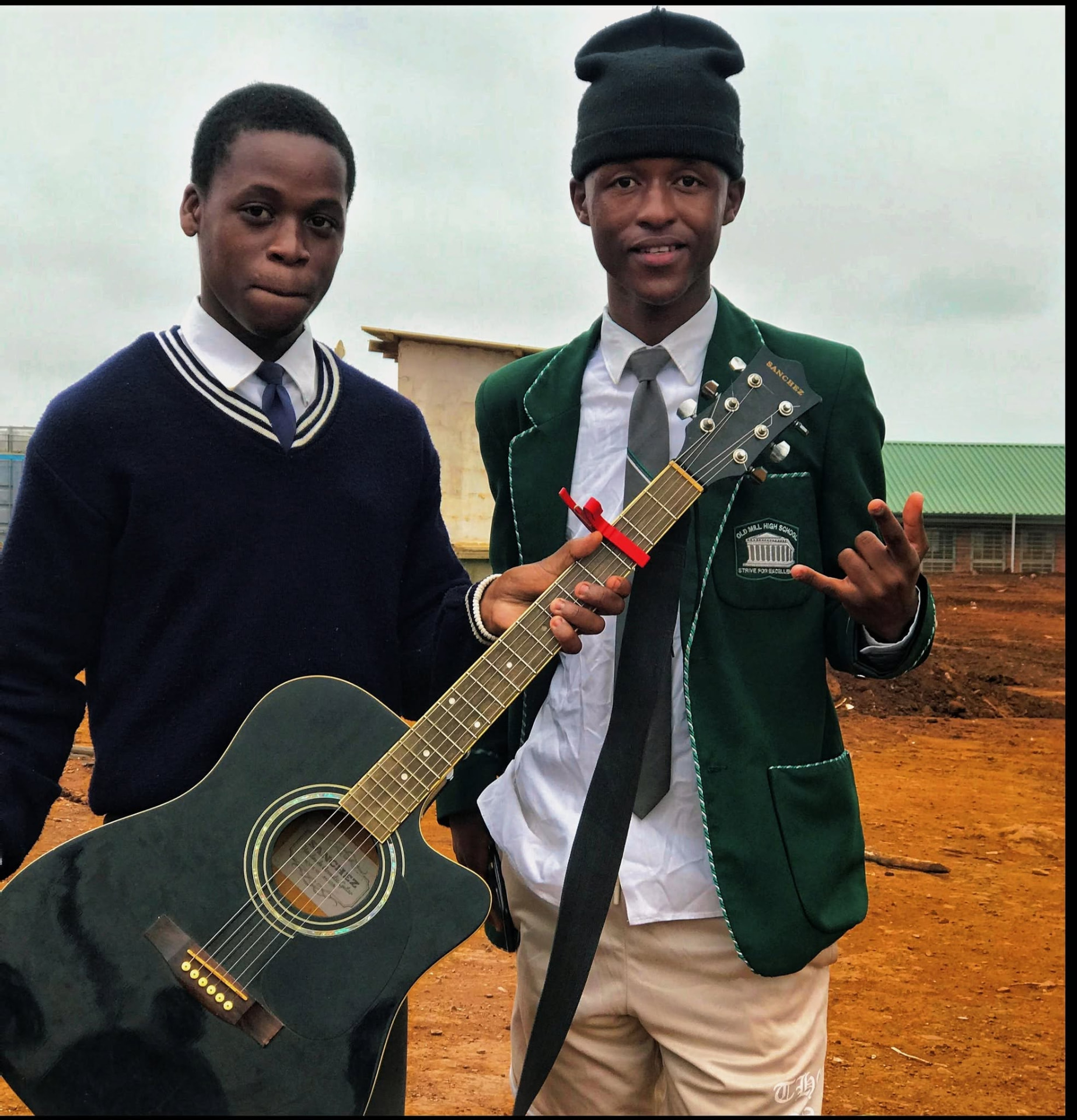 Sqiniseko SqinQ with his acoustic guitar on the school tour